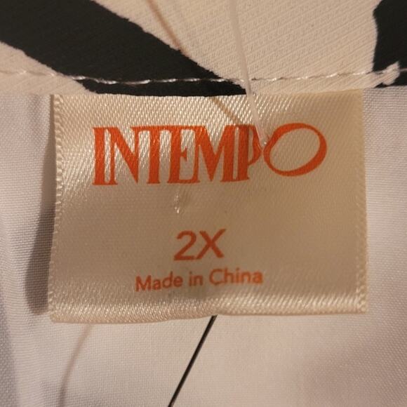 Chic Black and White Geometric Midi Dress - Picture 5 of 12